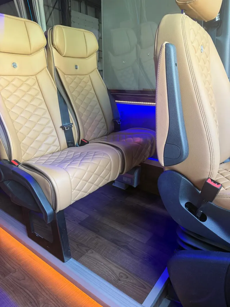 Sedili in pelle con cinture di sicurezza all'interno di un minibus