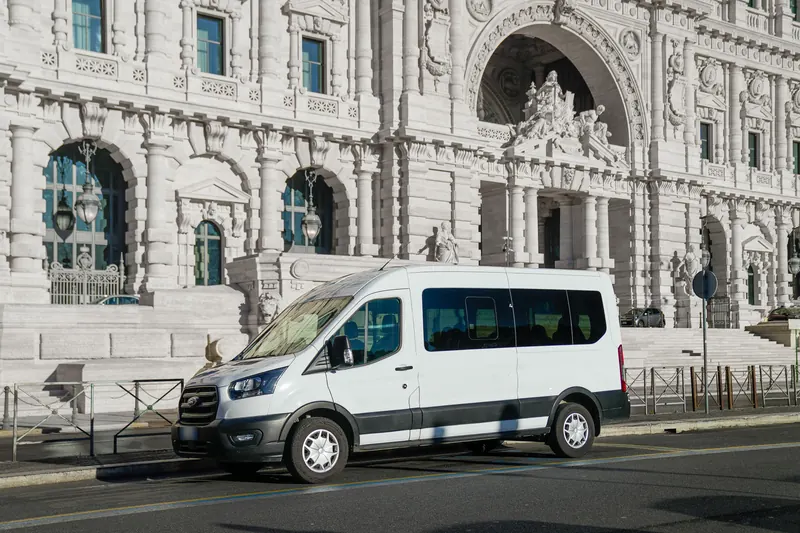 Minibus bianco davanti al Palazzo di Giustizia a Roma
