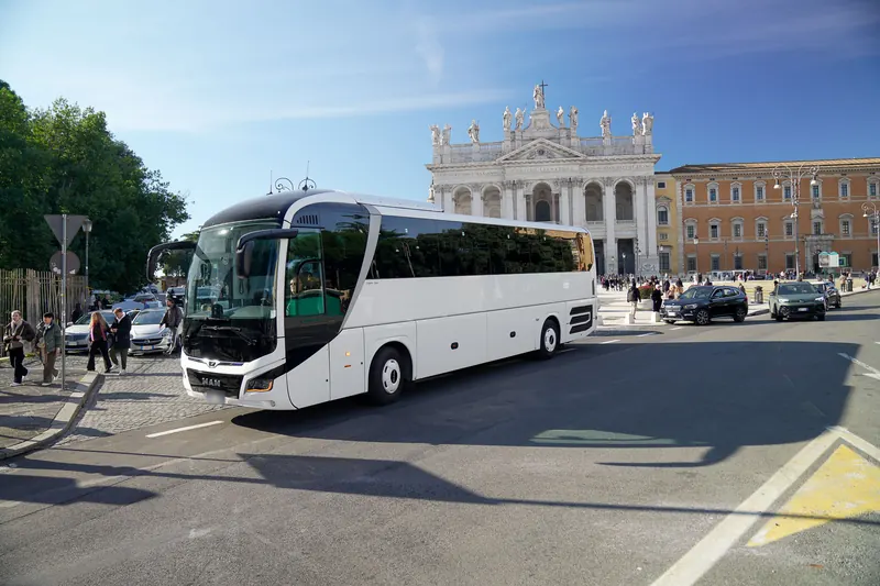 Pullman bianco in piazza San Giovanni in Laterano a Roma