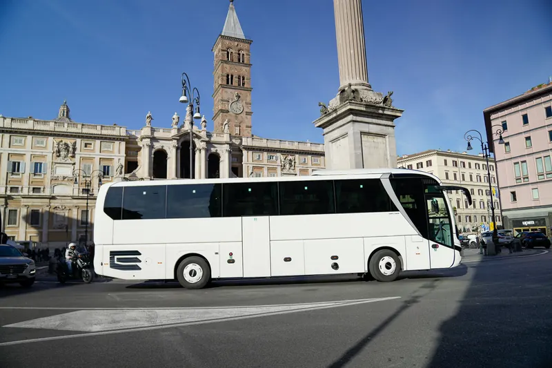 Pullman bianco davanti alla basilica di Santa Maria Maggiore a Roma